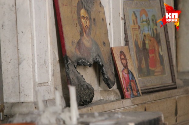 В монастыре иконы, пусть даже оскверненные, стоят на полах у выгоревших алтарей Фото: Александр КОЦ