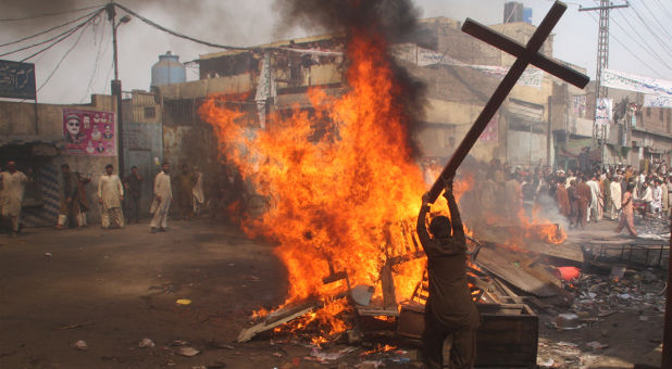 Reuters-Pakistan-Lahore-mob-burns-cross-photog-Adrees-Hassain
