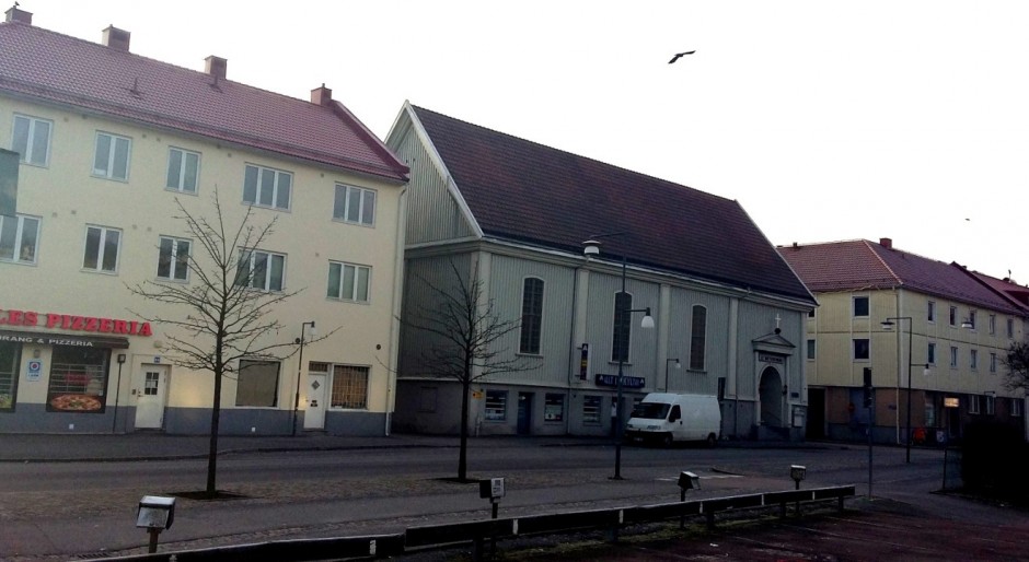 Серое здание между двумя жилыми домами – церковь Святого Маттеуса (Матвея)