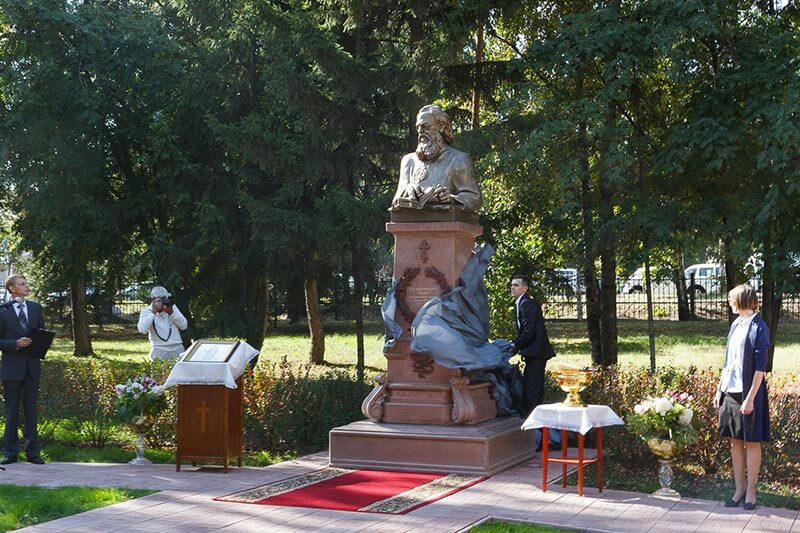 Памятник святителю луке в Красноярске. Больничный сквер. Центр святого луки каменск